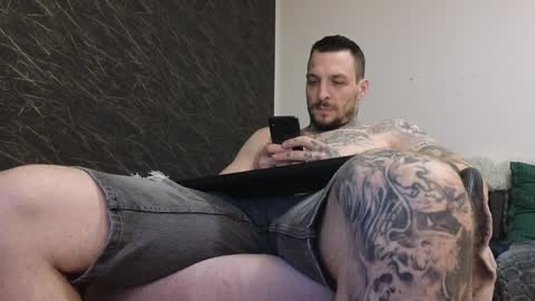 Snapshot of thebestmuscles chatting on January 9, 5:22 pm John online show from January 9, 5:22 pm