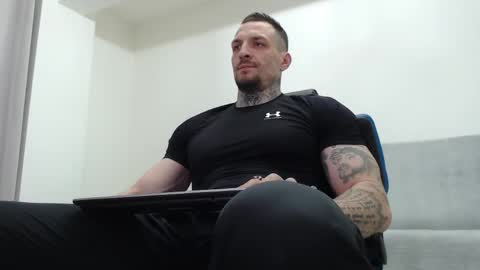 Snapshot of thebestmuscles chatting on May 3, 7:31 pm John online show from May 3, 7:31 pm