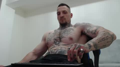 Snapshot of thebestmuscles chatting on May 19, 7:42 pm John online show from May 19, 7:42 pm