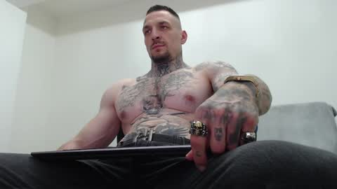 Snapshot of thebestmuscles chatting on May 26, 7:10 pm John online show from May 26, 7:10 pm