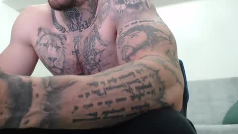 Snapshot of thebestmuscles chatting on May 31, 6:09 pm John online show from May 31, 6:09 pm