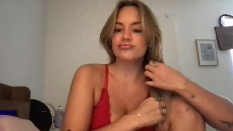 Snapshot of thecamilarhodes chatting on May 12, 10:18 pm thecamilarhodes online show from May 12, 10:18 pm