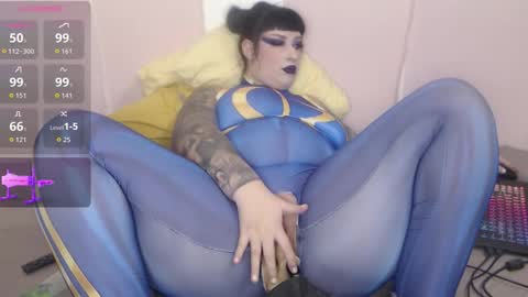 Snapshot of thecoldestmarch chatting on October 31, 12:06 pm Sarah 2100 -- 400 UTC online show from October 31, 12:06 pm