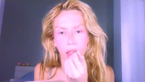 Snapshot of thedollxxxperience chatting on June 19, 3:33 am Yolanda online show from June 19, 3:33 am