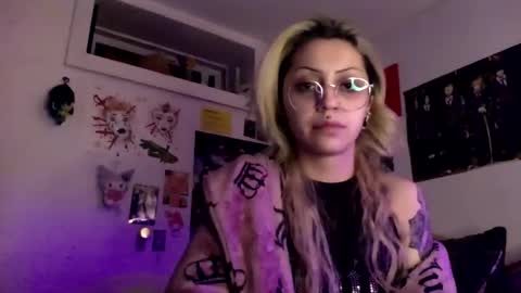 Snapshot of theeking_venus chatting on December 23, 2:13 am KIng Venus online show from December 23, 2:13 am