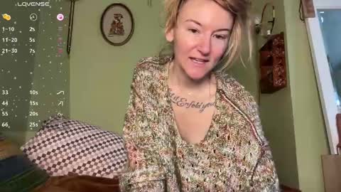 Snapshot of thefoxglovefairy chatting on January 5, 6:35 pm Fae online show from January 5, 6:35 pm