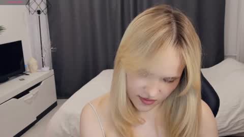 Snapshot of thehousemaid1 chatting on June 7, 8:45 pm Lily online show from June 7, 8:45 pm