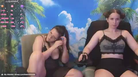 Snapshot of thekinkhouse chatting on June 15, 11:29 pm Goddess Nola online show from June 15, 11:29 pm