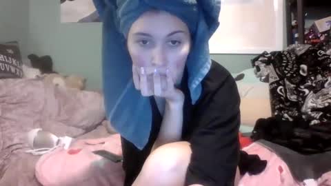 Snapshot of thelittlebambii chatting on December 15, 10:26 pm Little Bambii online show from December 15, 10:26 pm