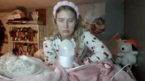 Snapshot of thelittlebambii chatting on December 15, 3:55 am Little Bambii online show from December 15, 3:55 am