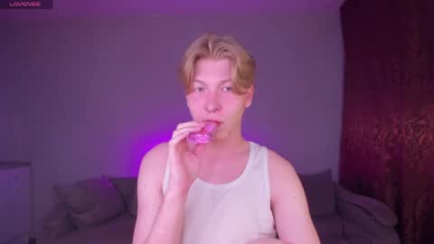 Snapshot of themikesever chatting on May 6, 2:22 pm Sever online show from May 6, 2:22 pm