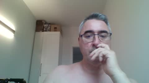 Snapshot of themohican chatting on April 27, 5:00 pm Themohican online show from April 27, 5:00 pm