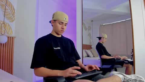 Snapshot of theohawke_ chatting on December 19, 1:29 pm THEO- MATEO online show from December 19, 1:29 pm