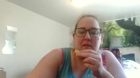 Snapshot of theresmoretolife chatting on May 24, 9:42 pm theresmoretolife online show from May 24, 9:42 pm