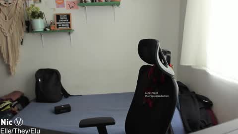 Nicole online show from December 4, 2:26 pm