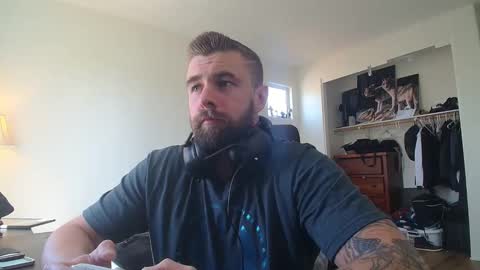 Snapshot of theufcfan_8181 chatting on April 16, 9:50 pm troy online show from April 16, 9:50 pm