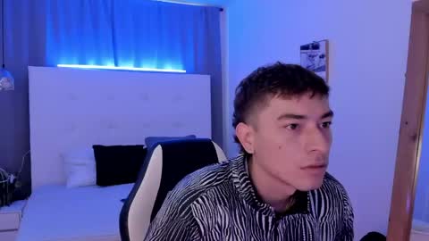 Snapshot of thiago_2003_ chatting on April 18, 12:09 pm Thiago online show from April 18, 12:09 pm