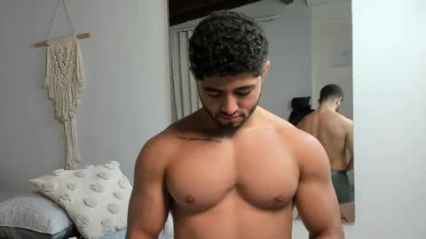 Snapshot of thiago_moretti chatting on May 12, 7:00 pm THIAGO online show from May 12, 7:00 pm