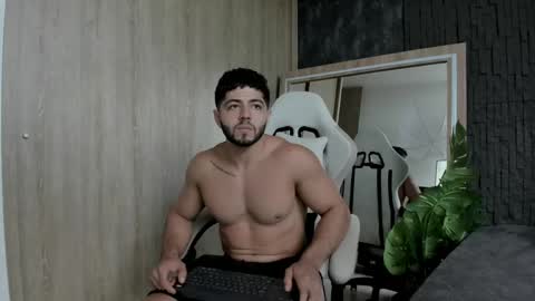 Snapshot of thiago_moretti chatting on May 26, 10:06 pm THIAGO online show from May 26, 10:06 pm