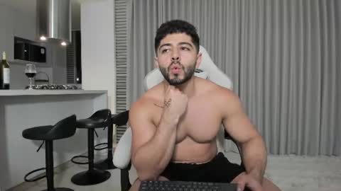 Snapshot of thiago_moretti chatting on June 14, 1:58 am THIAGO online show from June 14, 1:58 am
