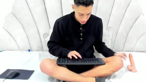 Thiago   online show from May 25, 12:22 pm