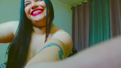 Snapshot of thichslutx chatting on May 5, 5:32 pm Maria online show from May 5, 5:32 pm