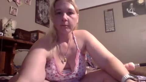Snapshot of thickblonde_92 chatting on October 5, 12:20 am thickblonde_92 online show from October 5, 12:20 am
