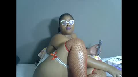 thickjuicyp04 online show from October 6, 9:01 pm