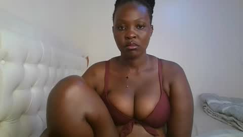 Snapshot of thicky_rue chatting on December 15, 9:46 am Rue online show from December 15, 9:46 am