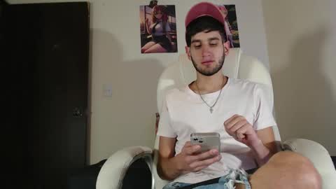 Snapshot of thiiago_tay chatting on December 21, 12:20 am Thiiago online show from December 21, 12:20 am