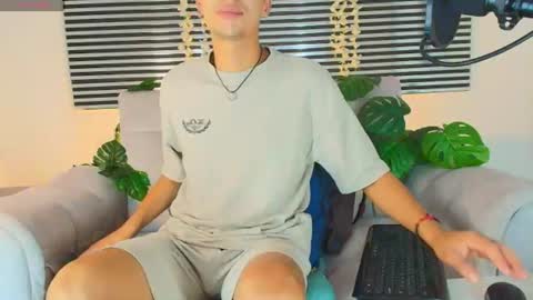 Snapshot of thiiagosaeenz chatting on June 18, 8:24 pm Thiago Saenzz online show from June 18, 8:24 pm