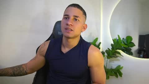 thin_tommy11 online show from May 2, 8:58 pm