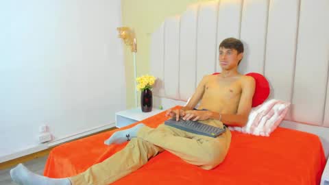 Snapshot of thomas_dikey chatting on April 7, 7:25 pm thomas_dikey online show from April 7, 7:25 pm