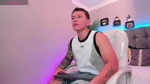 Snapshot of thomas_moon_ chatting on May 6, 1:49 pm Thomas online show from May 6, 1:49 pm