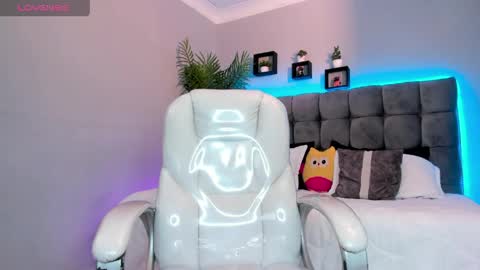 Snapshot of thomas_moon_ chatting on May 7, 1:16 pm Thomas online show from May 7, 1:16 pm