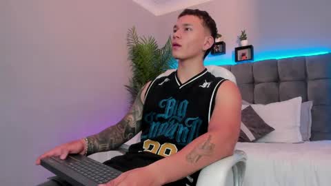 Snapshot of thomas_moon_ chatting on May 11, 2:34 pm Thomas online show from May 11, 2:34 pm