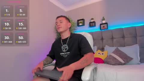 Snapshot of thomas_moon_ chatting on May 14, 3:41 pm Thomas online show from May 14, 3:41 pm