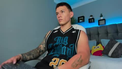 Snapshot of thomas_moon_ chatting on May 19, 4:02 pm Thomas online show from May 19, 4:02 pm
