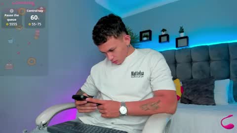 Snapshot of thomas_moon_ chatting on June 3, 1:03 pm Thomas online show from June 3, 1:03 pm