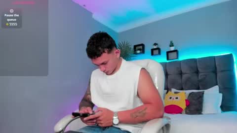 Snapshot of thomas_moon_ chatting on June 10, 1:54 pm Thomas online show from June 10, 1:54 pm