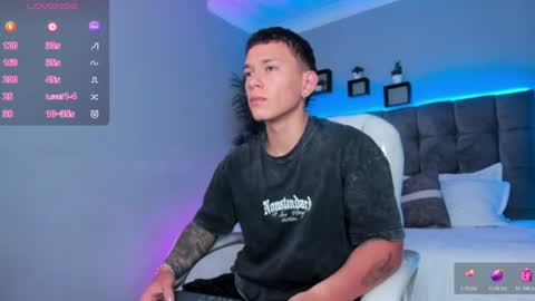 Snapshot of thomas_moon_ chatting on June 16, 1:25 pm Thomas online show from June 16, 1:25 pm