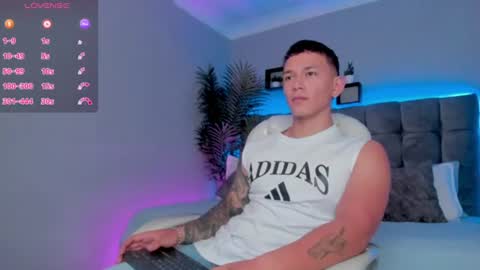 Snapshot of thomas_moon_ chatting on June 23, 12:36 pm Thomas online show from June 23, 12:36 pm