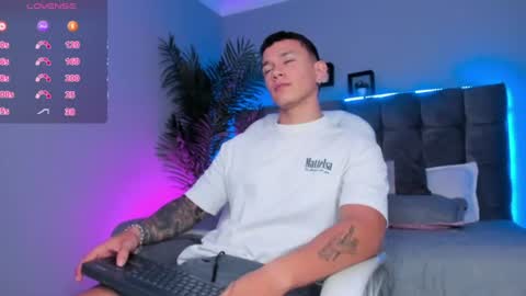 Snapshot of thomas_moon_ chatting on July 10, 1:14 pm Thomas online show from July 10, 1:14 pm
