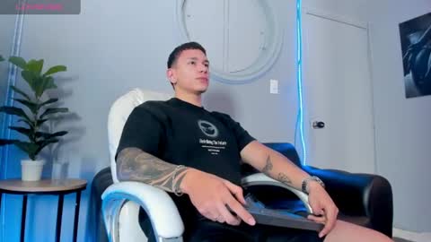 Snapshot of thomas_moon_ chatting on July 13, 1:58 pm Thomas online show from July 13, 1:58 pm