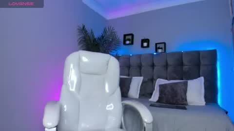 Snapshot of thomas_moon_ chatting on July 14, 12:33 pm Thomas online show from July 14, 12:33 pm