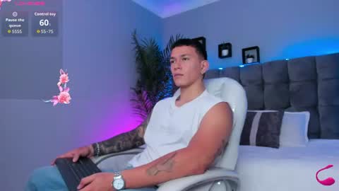 Snapshot of thomas_moon_ chatting on July 24, 2:04 pm Thomas online show from July 24, 2:04 pm