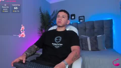 Snapshot of thomas_moon_ chatting on July 28, 11:39 am Thomas online show from July 28, 11:39 am