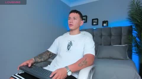 Snapshot of thomas_moon_ chatting on August 1, 12:48 pm Thomas online show from August 1, 12:48 pm
