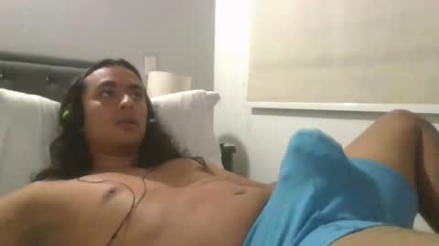 Snapshot of thomasbbc25 chatting on December 4, 11:46 pm Thomas online show from December 4, 11:46 pm