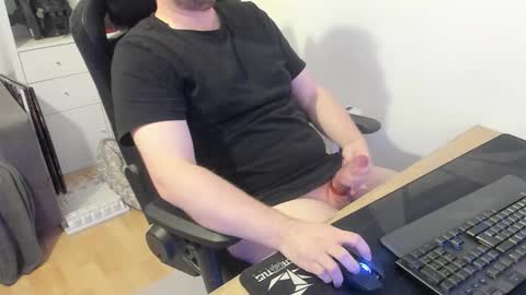 Snapshot of thommy2008 chatting on February 25, 2:27 pm thommy2008 online show from February 25, 2:27 pm